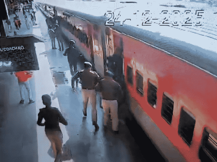 रतलाम में चलती ट्रेन और प्लेटफॉर्म के बीच फंसी महिला:RPF जवानों ने दौड़कर खींचा, मौत के मुंह से बचाई जान; CCTV आया सामने