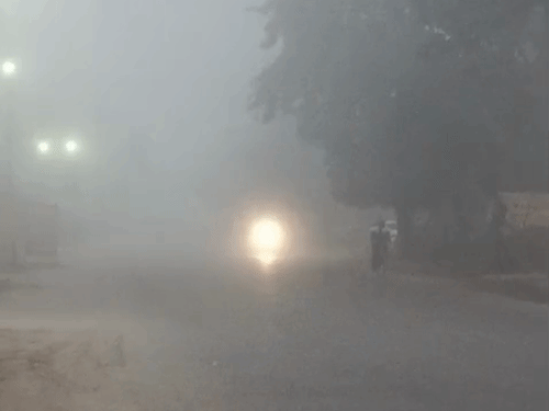 घने कोहरे से विजिबिलिटी शून्य, पारा 6.4°C:48 घंटे में कड़ाके की ठंड के आसार, वंदे भारत 9 घंटे लेट