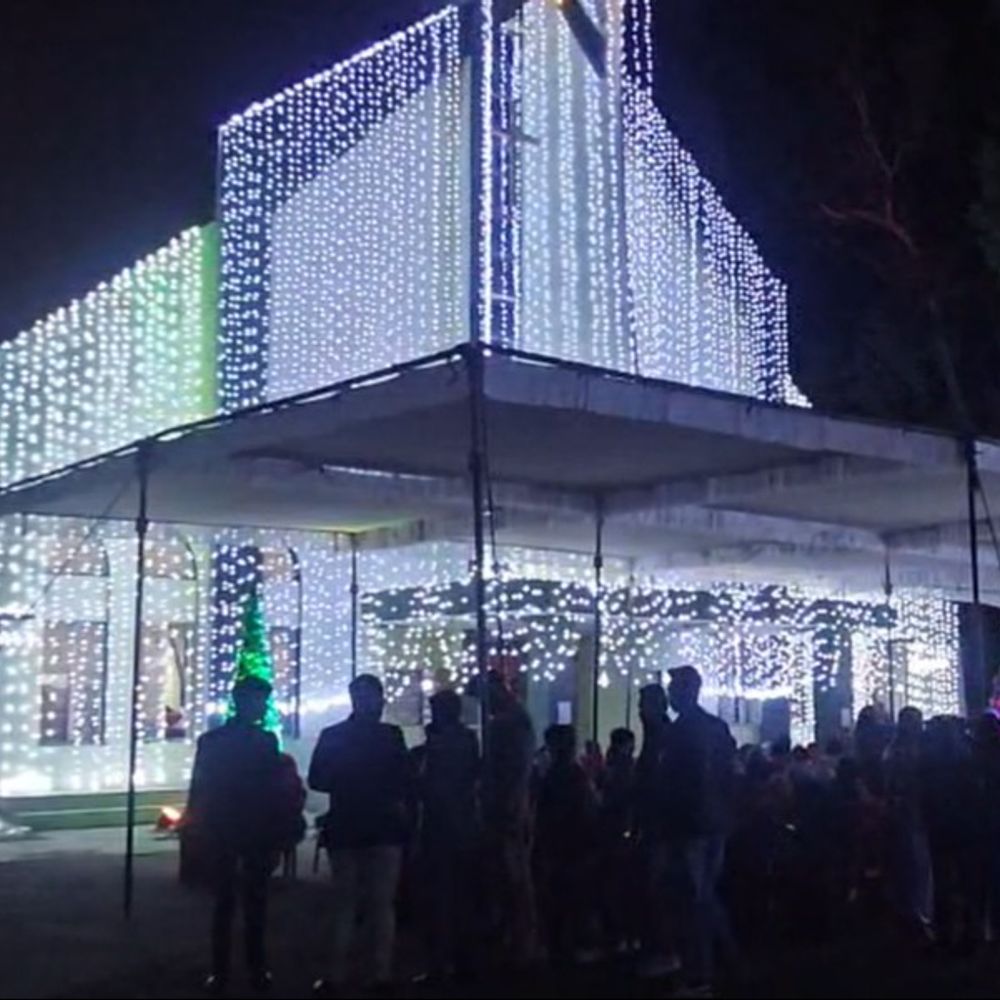 छिंदवाड़ा में क्रिसमस पर प्रार्थना का दौर:ELC और नागपुर रोड चर्च में गूंजे प्रभु यीशु के गीत; एक-दूसरे को गले लगाकर दी बधाई