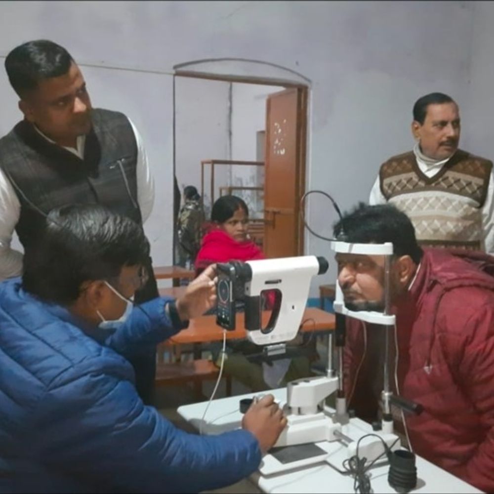 औरंगाबाद में 600 लोगों का किया गया निशुल्क नेत्र जांच:शहर को ब्लाइंड फ्री बनाने के संकल्प के साथ मदरसा इस्लामिया परिसर में शिविर का आयोजन