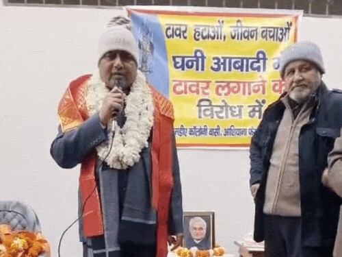 BJP विधायक बोले-मोबाइल टावर नहीं उखड़ा तो धरने पर बैठूंगा:मुरादाबाद में घनी आबादी में टावर लगवा JE; विरोध में पब्लिक 8 दिन से धरने पर