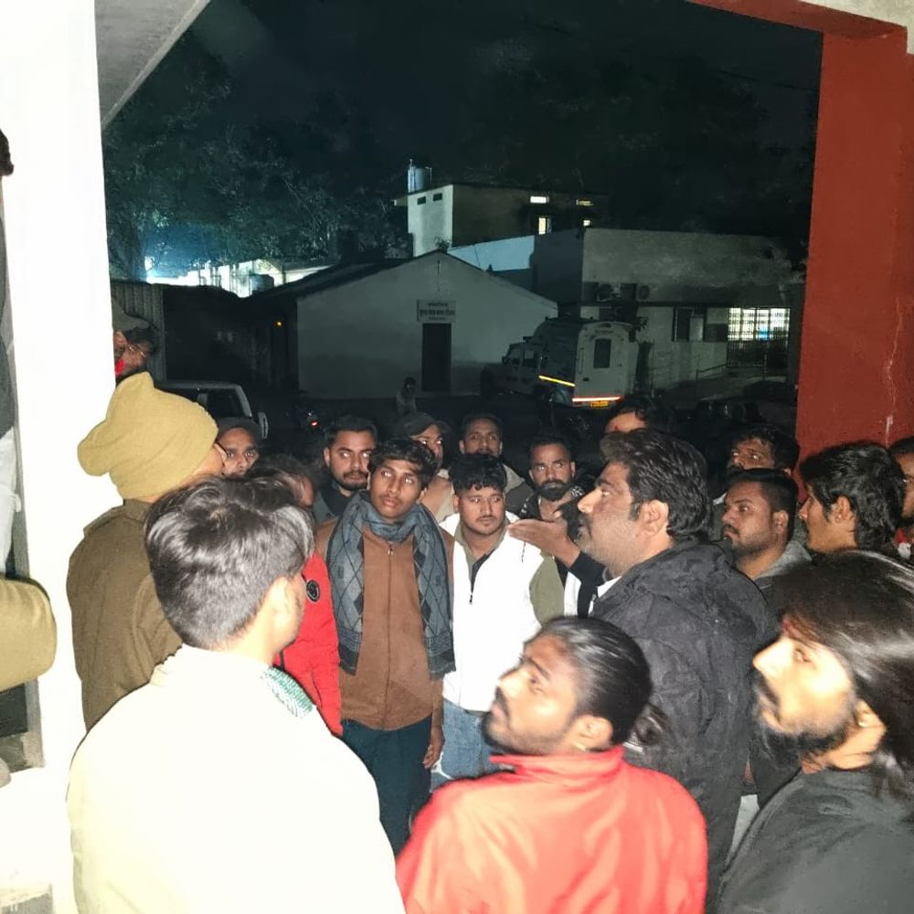 रतलाम में बछड़े का कटा सिर मिलने से तनाव:हिंदू संगठनों में आक्रोश, बोले- बाकी हिस्सा नहीं मिला तो आज नहीं निकलेगा शौर्य संचलन