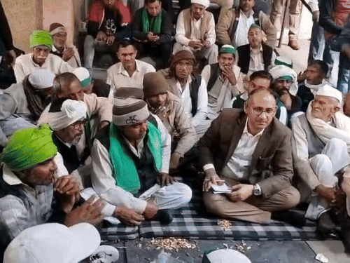 किसानों को धमकाने वाले उप गन्ना आयुक्त का तबादला:मेरठ में आठ दिन चले अनिश्चितकालीन धरने में किसानों को दी थी सदस्यता खत्म करने की धमकी