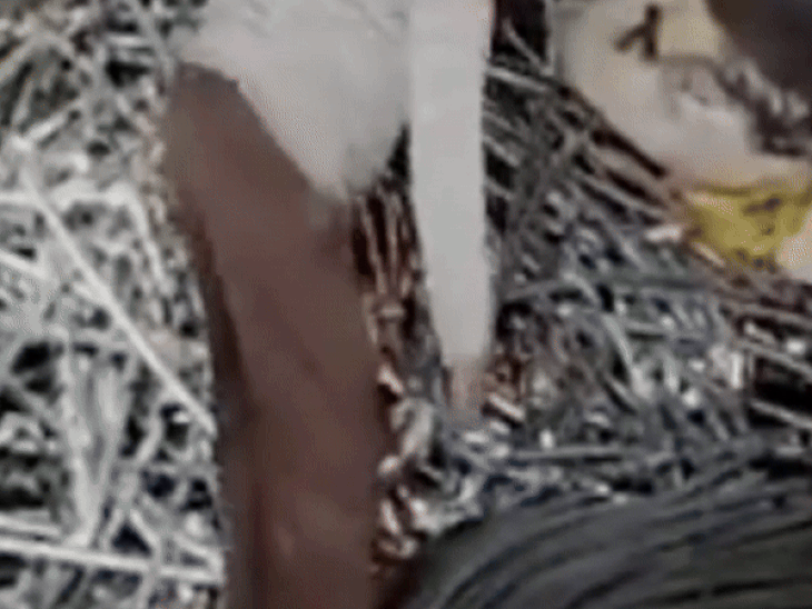 झांसी RPF ने पकड़ी चोरी की दो ट्रक सिग्नल केबल:आरोपी मौके से फरार, पूरी रात माल की कीमत का आकलन करते रहे अधिकारी