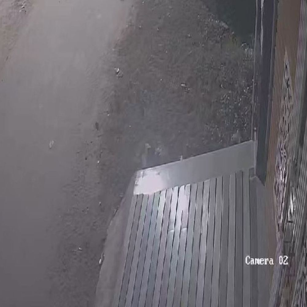 लखनऊ में रिटायर्ड आर्मी मैन के घर चोरी-CCTV:रात डेढ़ बजे घर में घुसे चोर, लोडर बुलाकर ले गए सामान