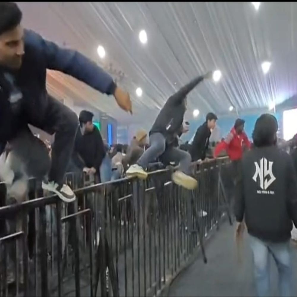 ग्वालियर गौरव दिवस पर कैलाश खेर के कॉन्सर्ट में हंगामा:बेकाबू भीड़ ने फांदे बैरिकेड्स, सिंगर बोले- आप जानवर-गीरी कर रहे हैं...