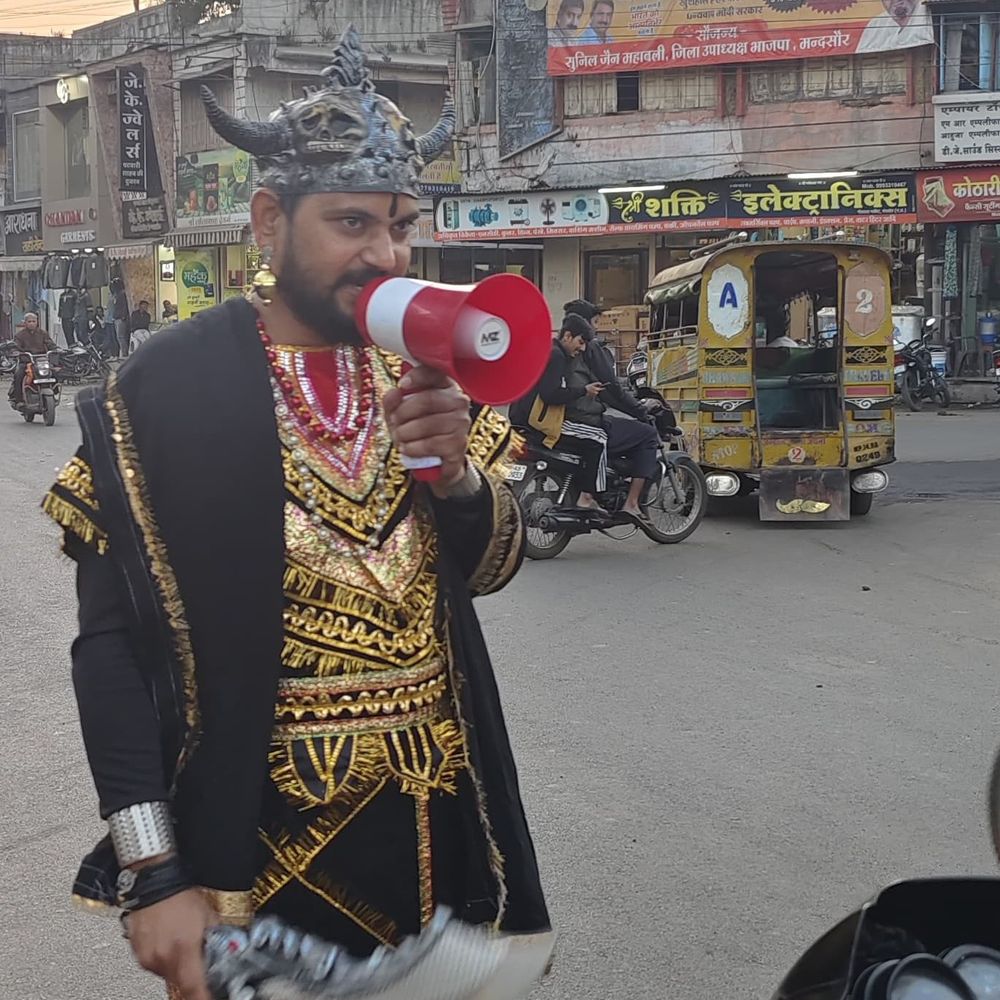 मंदसौर में यमराज के वेश में सड़क पर उतरी पुलिस:नुक्कड़ नाटक से यातायात नियम समझाए, हेलमेट-सीट बेल्ट लगाने का संदेश दिया