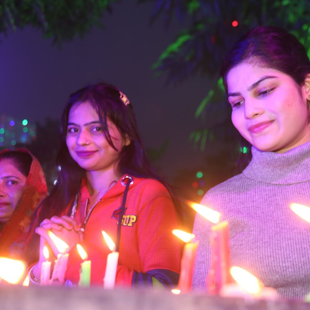 लखीमपुर खीरी में क्रिसमस का त्योहार धूमधाम से मना:चर्चों में देर रात तक दिखा उत्सव और जश्न का माहौल