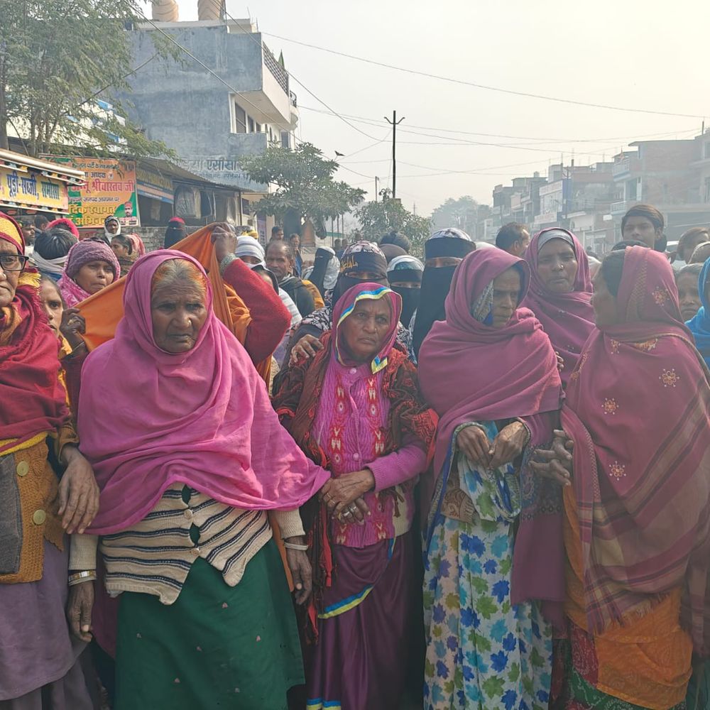 फतेहपुर में काशीराम कॉलोनी की बिजली कटी:कालोनी निवासियों ने प्रभारी मंत्री को ज्ञापन सौंपा, फ्री बिजली देने की मांग