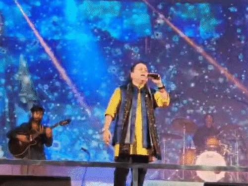 कैलाश खेर के कॉन्सर्ट में हंगामा, बोले- जानवरगीरी कर रहे:ग्वालियर में बेकाबू भीड़ ने फांदे बैरिकेड्स, स्टेज तक पहुंची; सिंगर नाराज हो गए