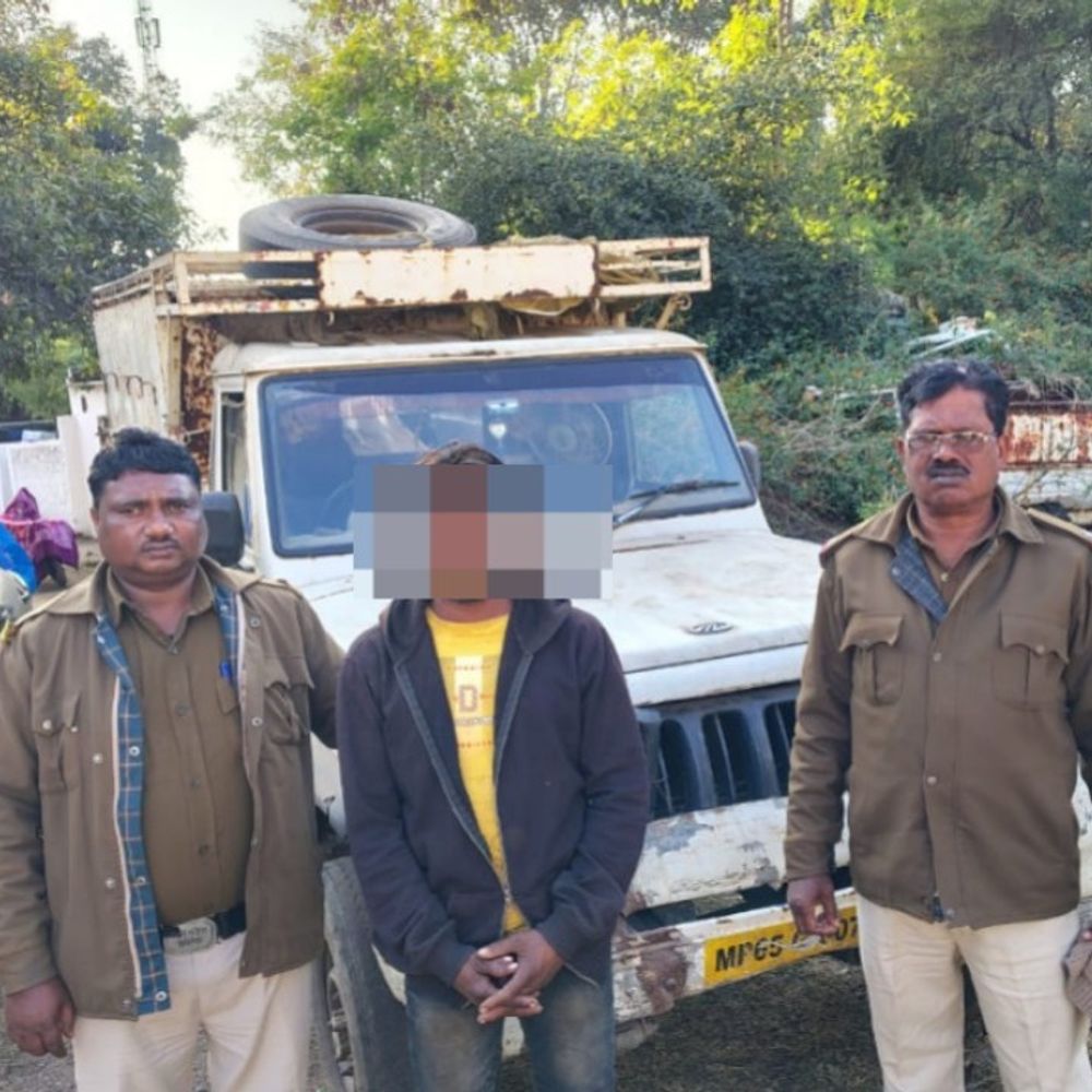 शहडोल में बिना परमिट कबाड़ परिवहन पर पुलिस की कार्रवाई:पिकअप जब्त, चालक गिरफ्तार; कबाड़ी के यहां से जा रहा था अवैध लोहा