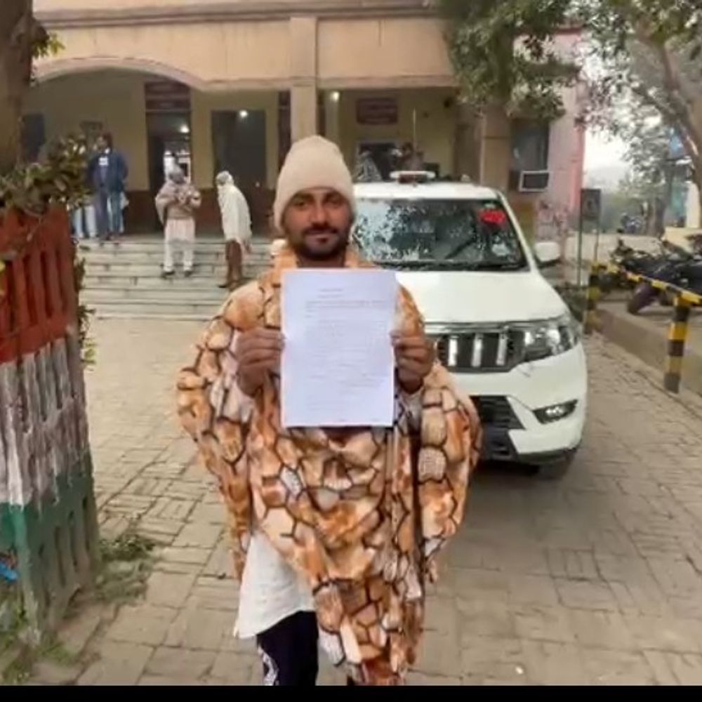 शामली में एक परिवार की वोटर लिस्ट में दोहरी एंट्री:ग्रामीणों ने SDM से की शिकायत, नाम हटाने की मांग