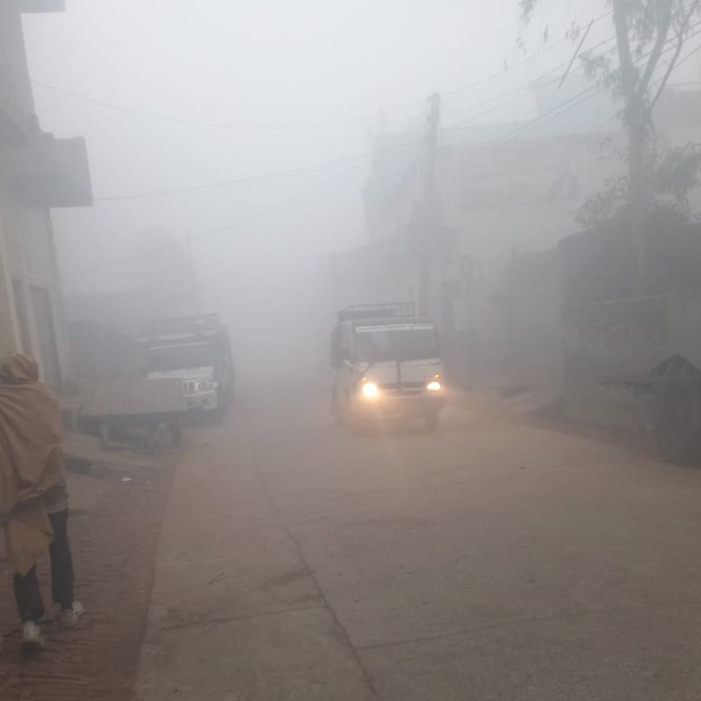 मुजफ्फरनगर में घना कोहरा, विजिबिलिटी हुई जीरो:वाहन चालकों को परेशानी; AQI 237, स्कूल 8वीं तक बंद