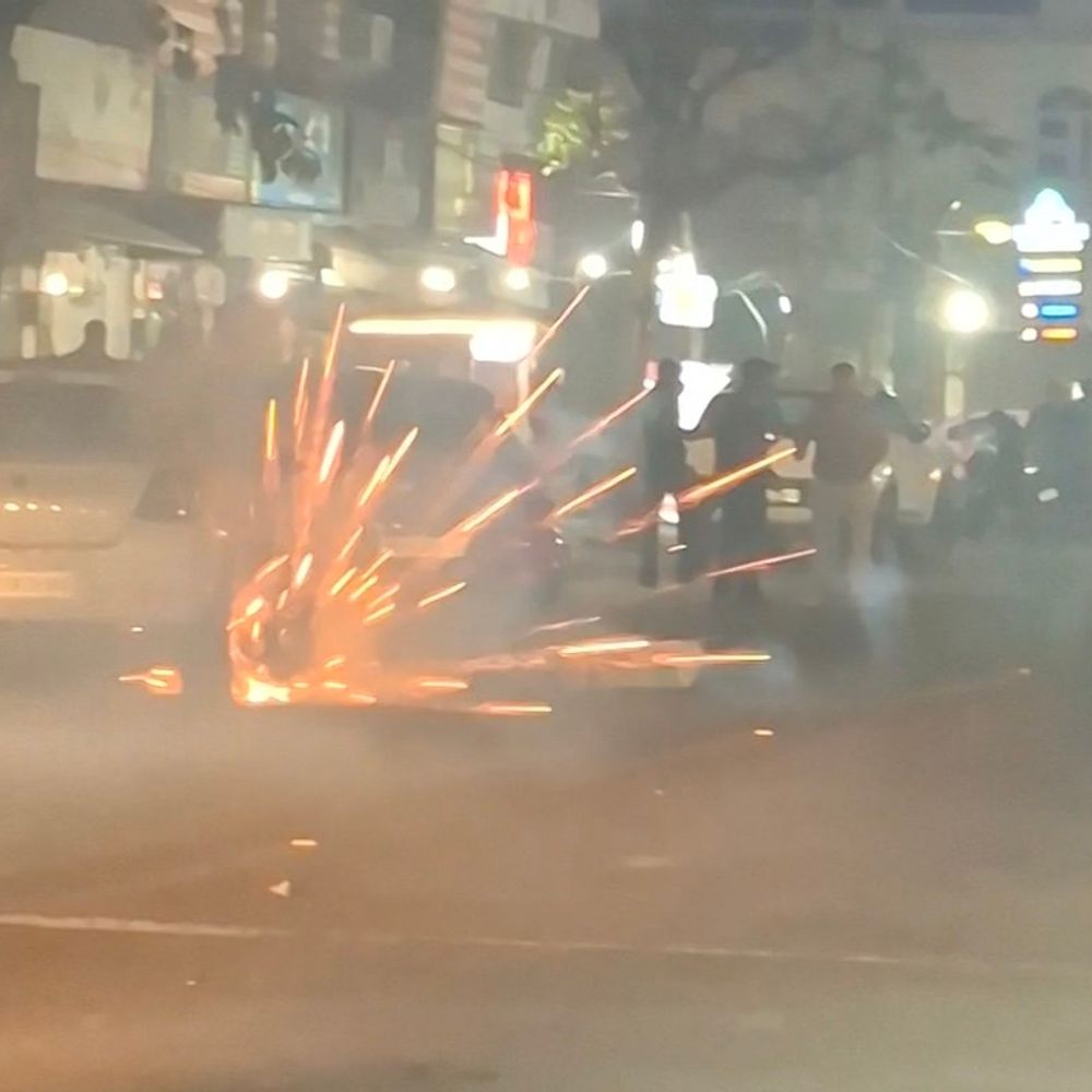 लुधियाना में रोड पर मनाया जन्म दिवस, आतिशबाजी की:  रोड पर ट्रैफिक जाम; सूचना पर नहीं पहुंची पुलिस, कॉलोनीवासी परेशान – Ludhiana News