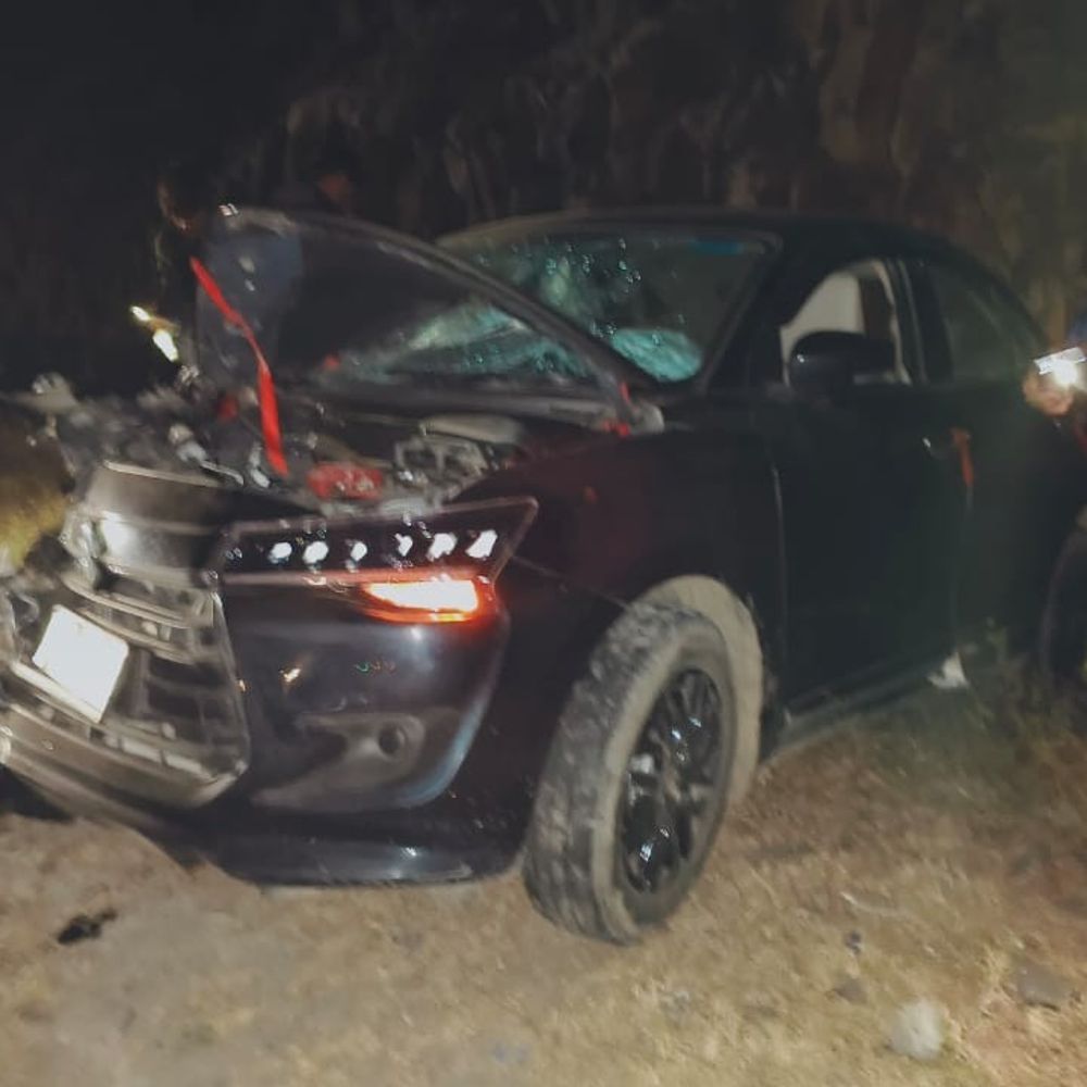 शाजापुर में खड़े ट्रक से टकराई कार, पांच युवक घायल:महाकालेश्वर दर्शन करने उज्जैन जा रहे थे; सभी अस्पताल में भर्ती