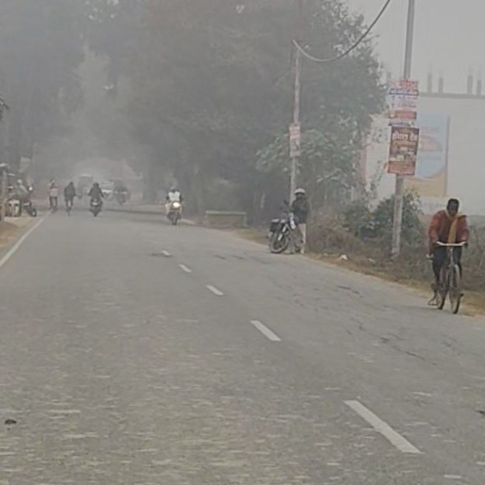 संतकबीरनगर में कोहरे और हवा से बढ़ी कंपकपी:कड़ाके की ठंड और गलन, लोगों के जनजीवन प्रभावित