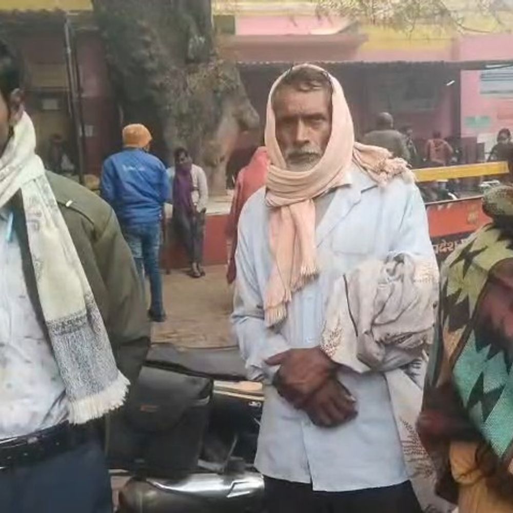 सीतापुर में सड़क हादसे में व्यक्ति की मौत:अज्ञात वाहन ने मारी टक्कर, जिला अस्पताल में तोड़ा दम