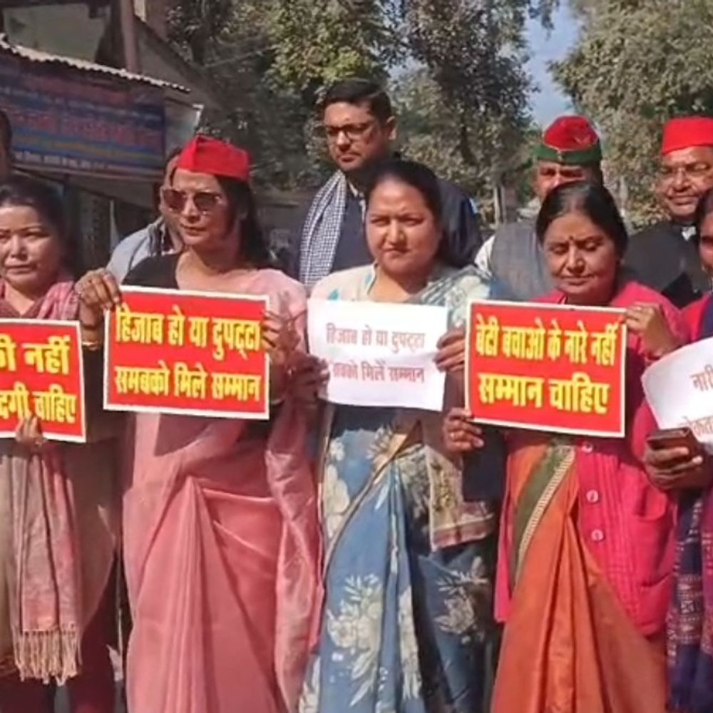 बांदा में समाजवादी महिला सभा ने राष्ट्रपति को ज्ञापन सौंपा:बिहार के सीएम और मंत्रियों पर कार्रवाई की मांग, महिला का नकाब हटाया था