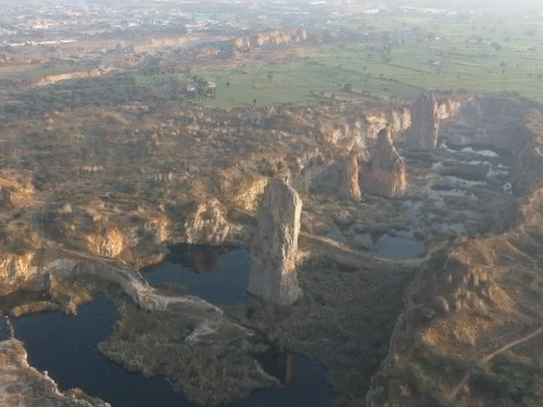 अरावली के 1KM लंबे पहाड़ में अब सिर्फ गड्‌ढे; VIDEO:टावरनुमा नुकीली चट्‌टानें बची हैं, दिन-रात दौड़ते थे डंपर, रोज होती थीं मौतें