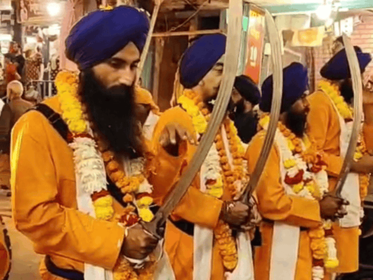 बुरहानपुर में गुरुग्रंथ साहिब की शोभायात्रा निकली:गुरु गोविंद सिंह जी के प्रकाश पर्व पर तीन दिन तक चलेंगे कार्यक्रम