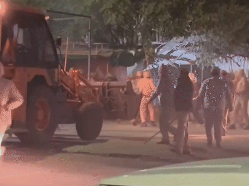 चौमूं में पुलिस से भिड़े उपद्रवी, पथराव, इंटरनेट बंद:मस्जिद की रेलिंग लगाने को लेकर भिड़े, पुलिसवालों के सिर फूटे, 6 घायल