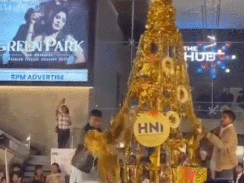 हिंदूवादियों ने क्रिसमस ट्री में तोड़फोड़ की:द हब फ्रूड स्ट्रीट पर इवेंट के दौरान हंगामा, धर्म को लेकर नारेबाजी; पुलिस जांच में जुटी