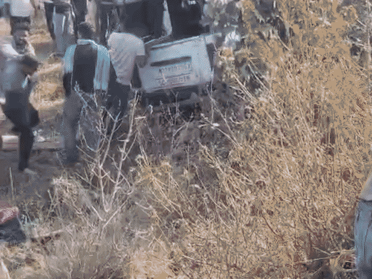 अमरवाड़ा में स्कूल वैन पलटी, चार बच्चे घायल:  22 स्टूडेंट्स सवार थे; ड्राइवर पर लापरवाही का आरोप, लोगों ने की पिटाई – Chhindwara News