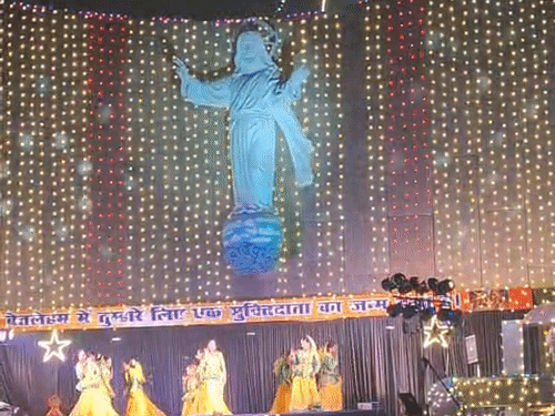 लखनऊ में क्रिसमस पर फिल्मी गाने और नाम संकीर्तन:कैथेड्रल चर्च पर इकट्ठा हुए 1 लाख से ज्यादा लोग, VIDEO में देखिए चोक हजरतगंज