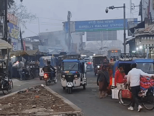 बरेली में ठंड का कहर, 7 डिग्री तापमान, कांपे लोग:कोहरे और सर्द हवाओं ने बढ़ाई मुश्किलें, अस्पतालों में मरीज बढ़े, ट्रेनों की रफ्तार थमी