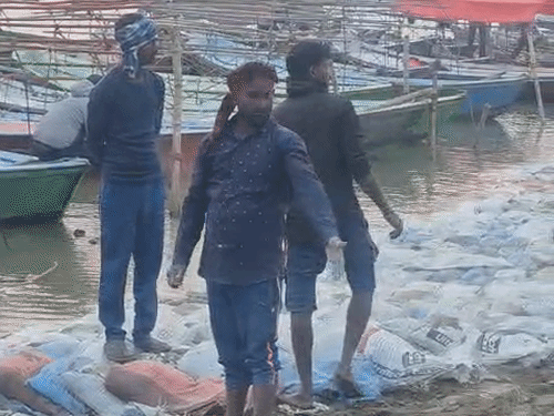 संगम तट पर अस्थाई घाटों का निर्माण कार्य जारी:माघ मेले में स्नान के लिए बोरियों में बालू भरकर बन रहे सुरक्षित बाथिंग प्लेटफॉर्म