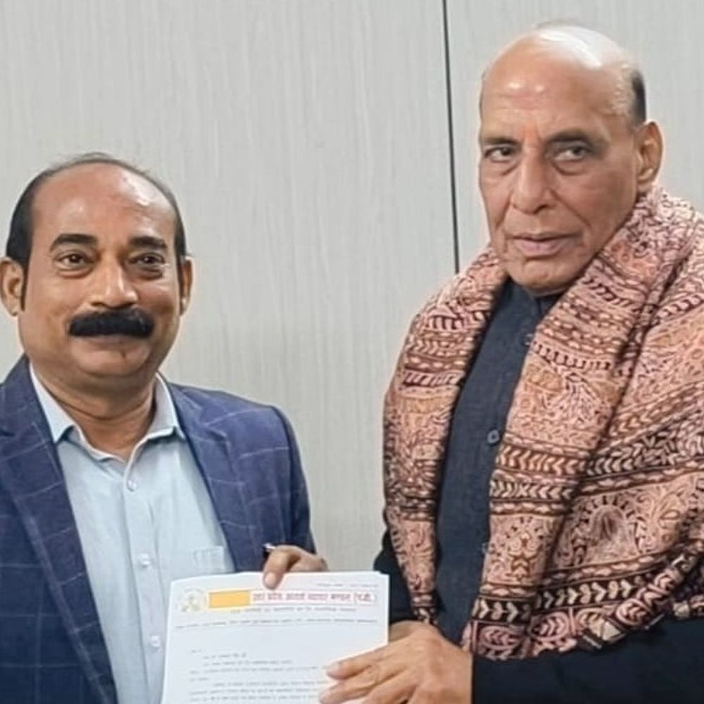 लखनऊ आदर्श व्यापार मंडल ने रक्षामंत्री से मुलाकात किया:ई-कॉमर्स पॉलिसी लागू करने की मांग, व्यापारियों की समस्याओं से अवगत कराया