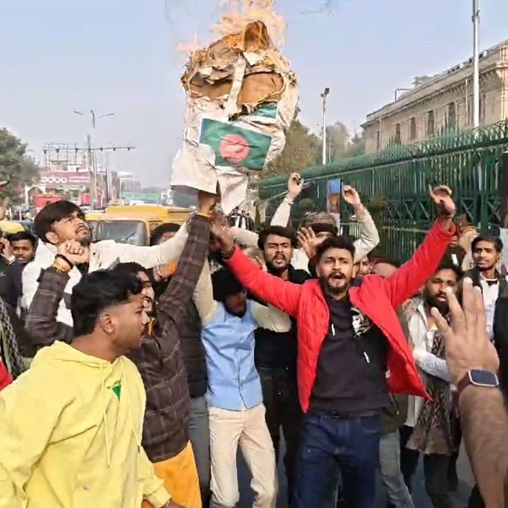 लखनऊ में विधानसभा के सामने फूंका गया पुतला:अखिल भारतीय हिंदू महासभा के साथ छात्रों ने किया प्रदर्शन ,बांग्लादेशी हिंदुओं को भारत में पनाह देने की मांग