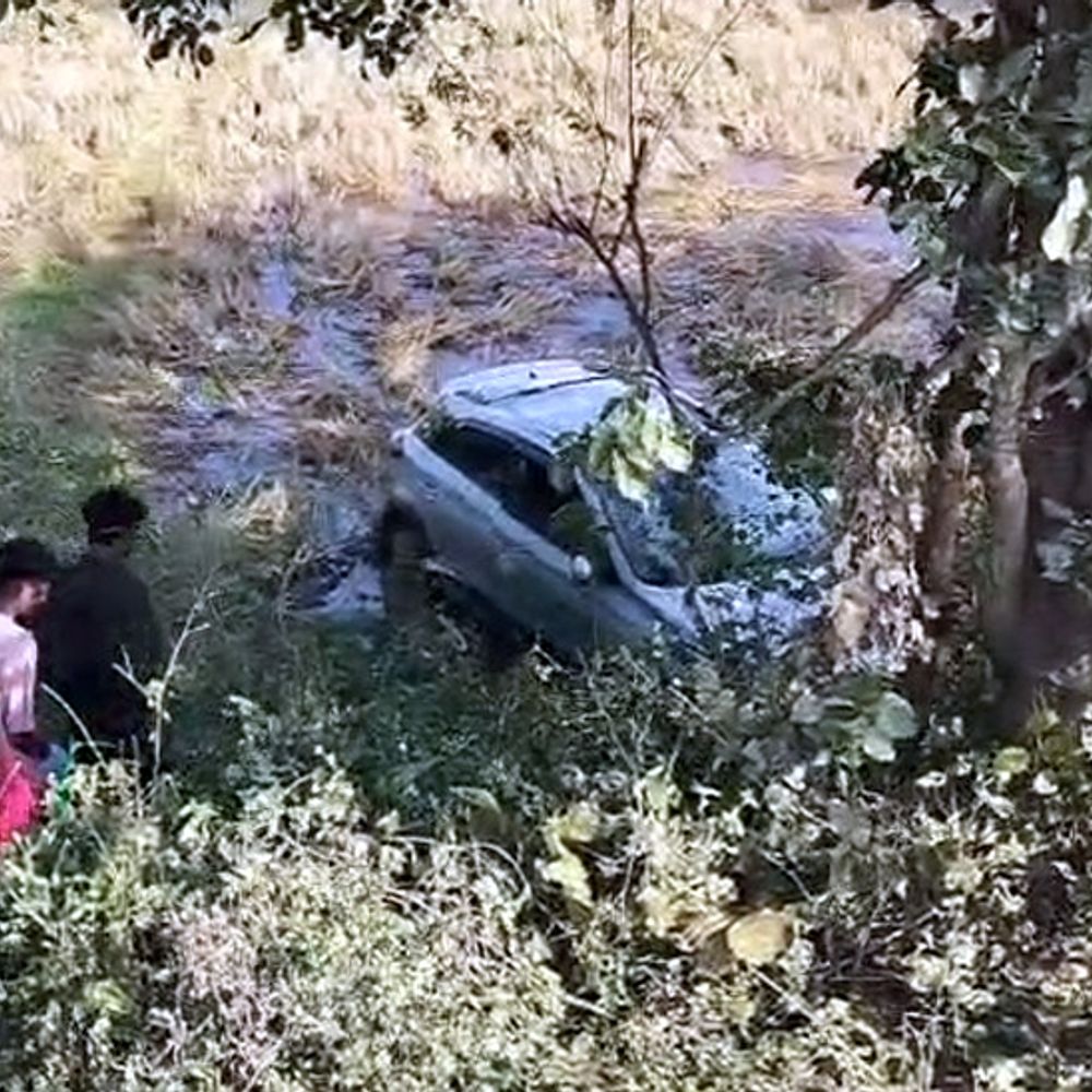 गुमला में अनियंत्रित कार खेत में गिरी, युवती घायल:  नेतरहाट से लौटते समय हुआ हादसा, गाड़ी 10 फीट गहराई में गिरी – Gumla News