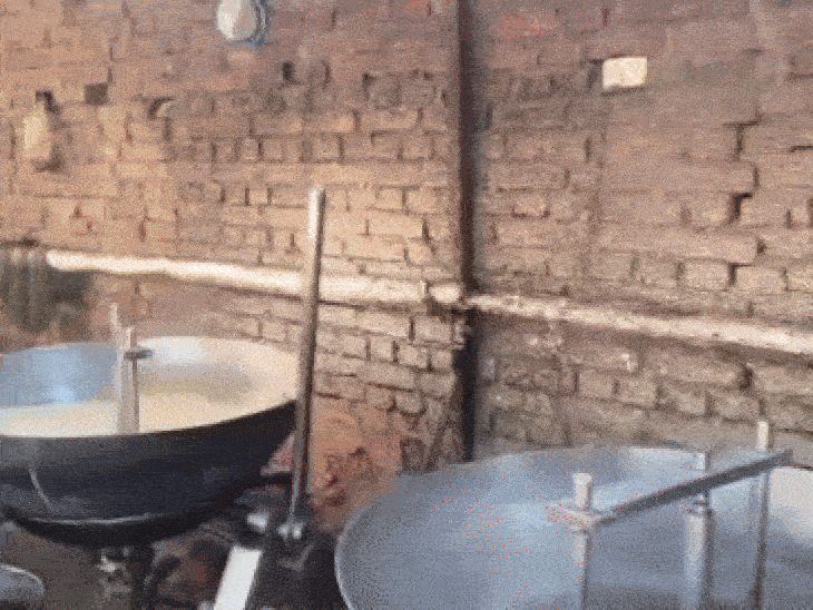 भिंड में रिफाइंड तेल से बन रहा था मावा:उड़नदस्ते ने मारा छापा, 25 किलो मिलावटी माल जब्त; शटर गिराकर भागे दुकानदार