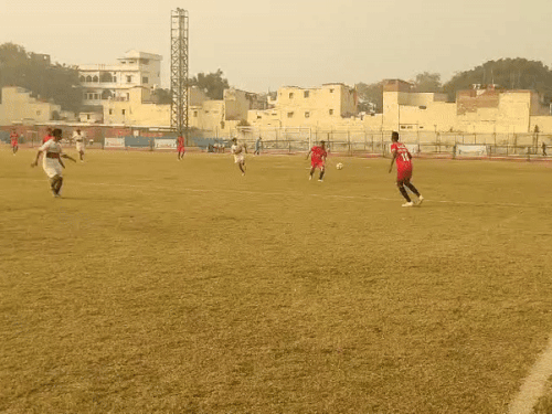 सिगरा स्टेडियम में बक्सर ने झारखंड को 4-0 से हराया:यूपी हॉस्टल को बिहार ने आल इंडिया प्राइज मनी फुटबाल में 4-2 से रौंदा, आज होंगे दो मैच