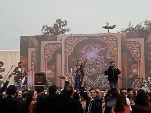 मेरठ में सिलवर जुबली कार्यक्रम में डॉक्टरर्स का अलग अंदाज:धुरंधर के गानों पर ली एंट्री तो, रैंप वॉक पर बोले फ्रेशर पार्टी की आई याद