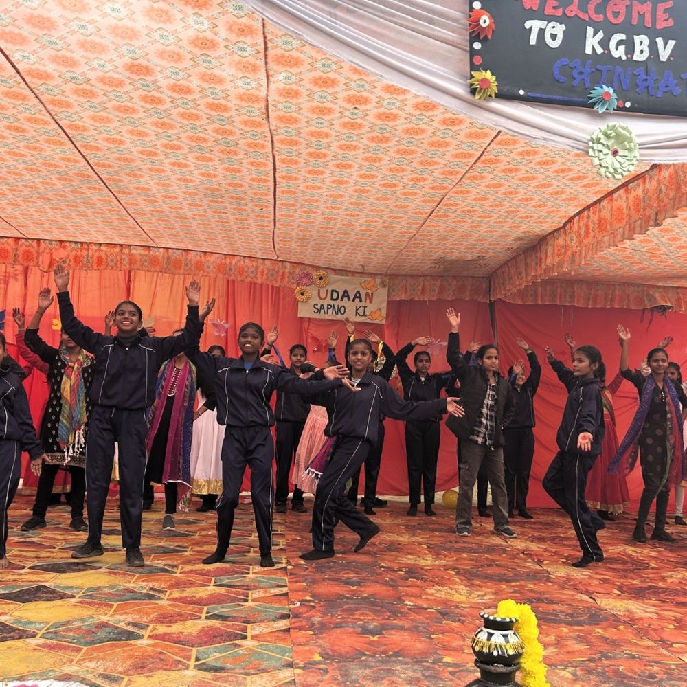 केजीबीवी चिनहट में पहली बार वार्षिक समारोह:'उड़ान – मेरे सपनों की' थीम पर छात्राओं ने दीं प्रस्तुतियां