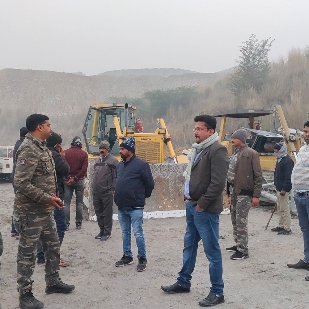 ECL परियोजना में फायरिंग, डोजर जलाने का प्रयास:  हथियारबंद अपराधियों ने की फायरिंग, कर्मियों में मची अफरातफरी – Godda News