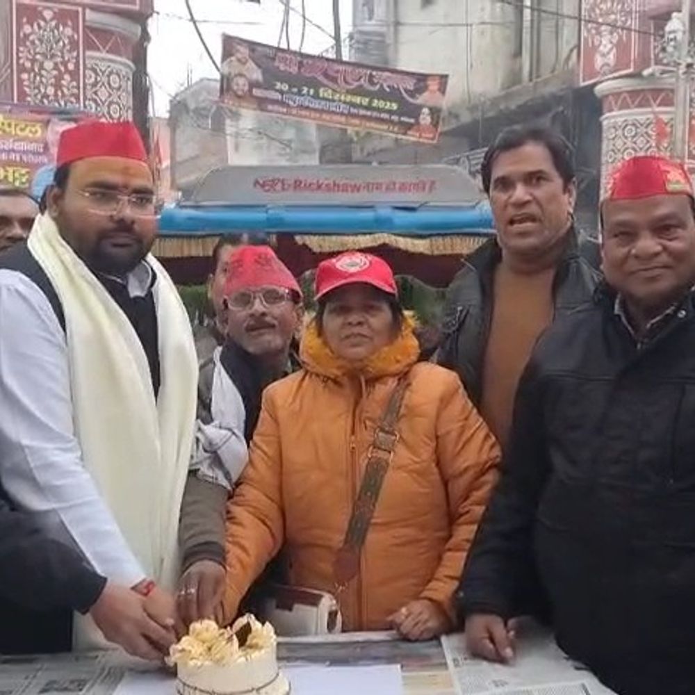 सपा ने फर्रुखाबाद का 311वां स्थापना दिवस मनाया:महानगर अध्यक्ष ने केक काटकर भाजपा सरकार पर साधा निशाना