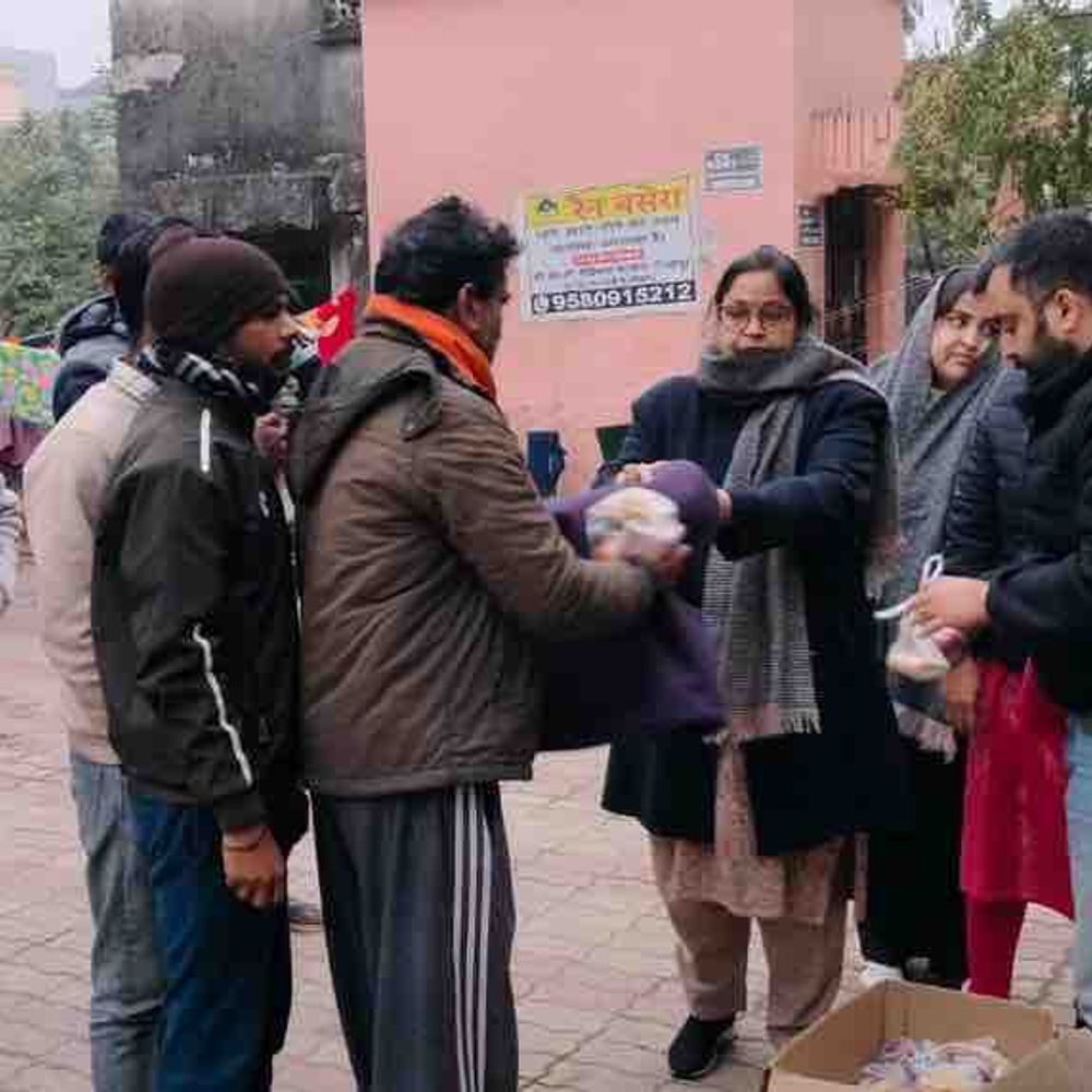 BRD में तीमारदारों को नारी शक्ति-एकसूत्रता परिवार की मिली मदद:खाद्य- दैनिक उपयोग सामग्री की गई वितरित, हर महीने सेवा अभियान चलाया जा रहा