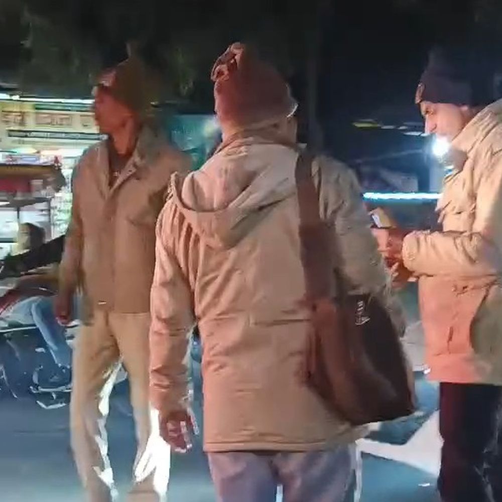 कन्नौज में बस ड्राइवर ने ट्रैफिक कर्मी से की अभद्रता:सड़क पर बस खड़ी करने को लेकर हुआ विवाद, बस का चालान