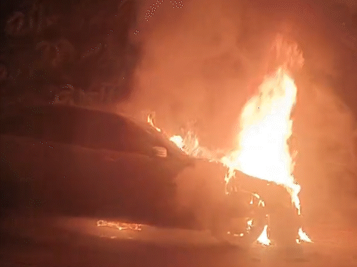 चलती मर्सिडीज में लगी आग, कार सवार निकलकर भागे:मैहर में मां शारदा के दर्शन करने आया था नागपुर का परिवार