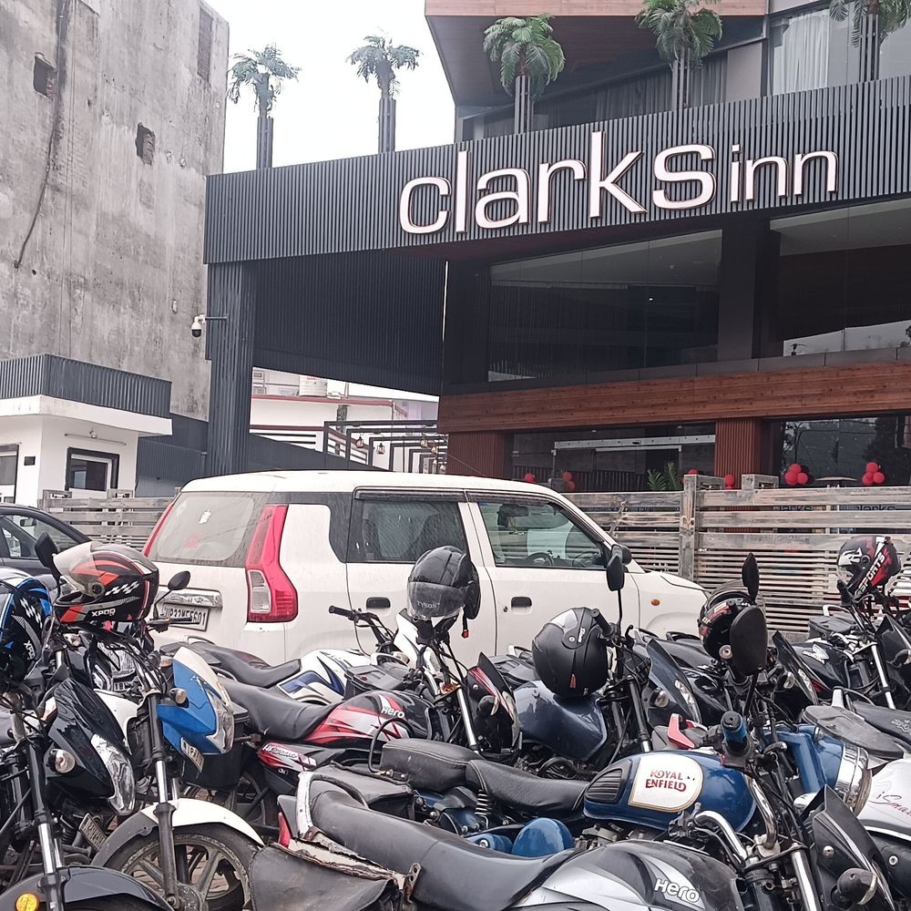 बस्ती मालवीय रोड पर अतिक्रमण से फुटपाथ गायब:राहगीरों को परेशानी, EO बोले- बड़े प्रतिष्ठानों पर भी होगी कार्रवाई