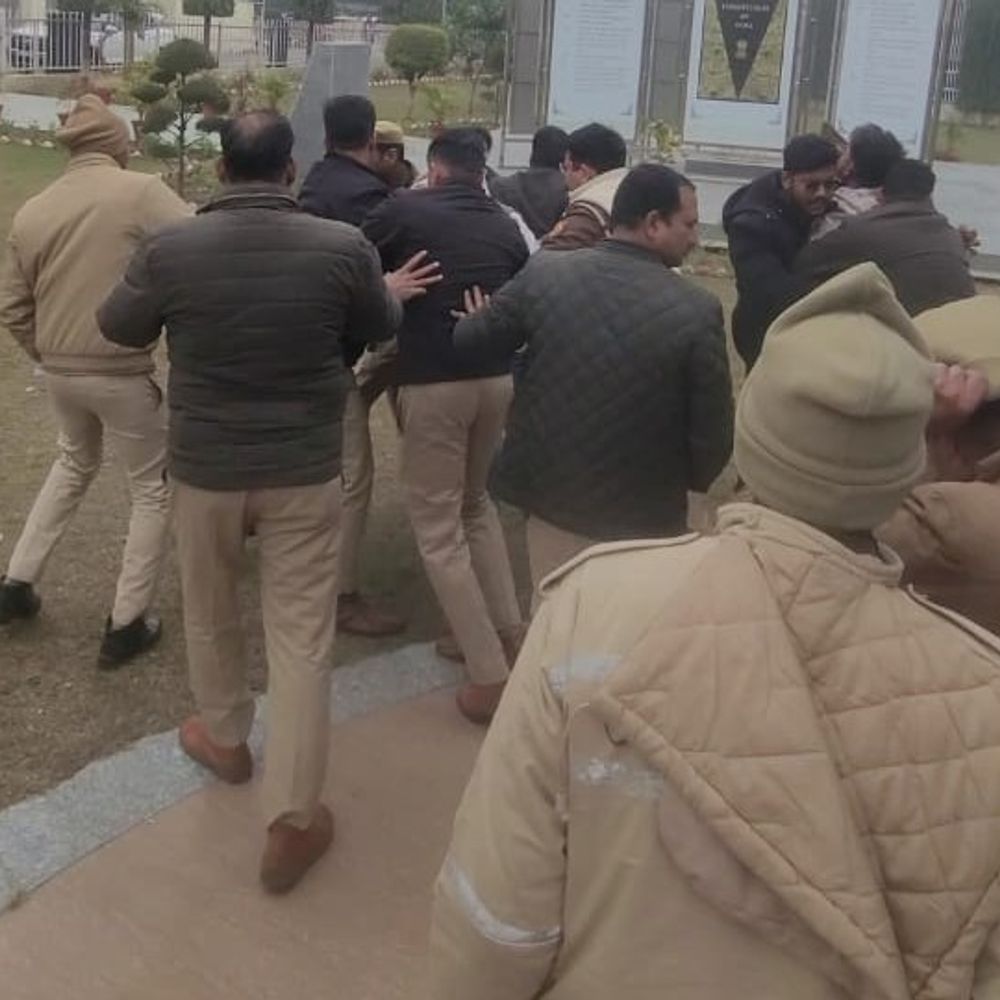 लखनऊ विवि में मनुस्मृति दहन प्रयास:पुलिस ने छात्रों पर पानी फेंका, कई छात्रों को हिरासत में लिया