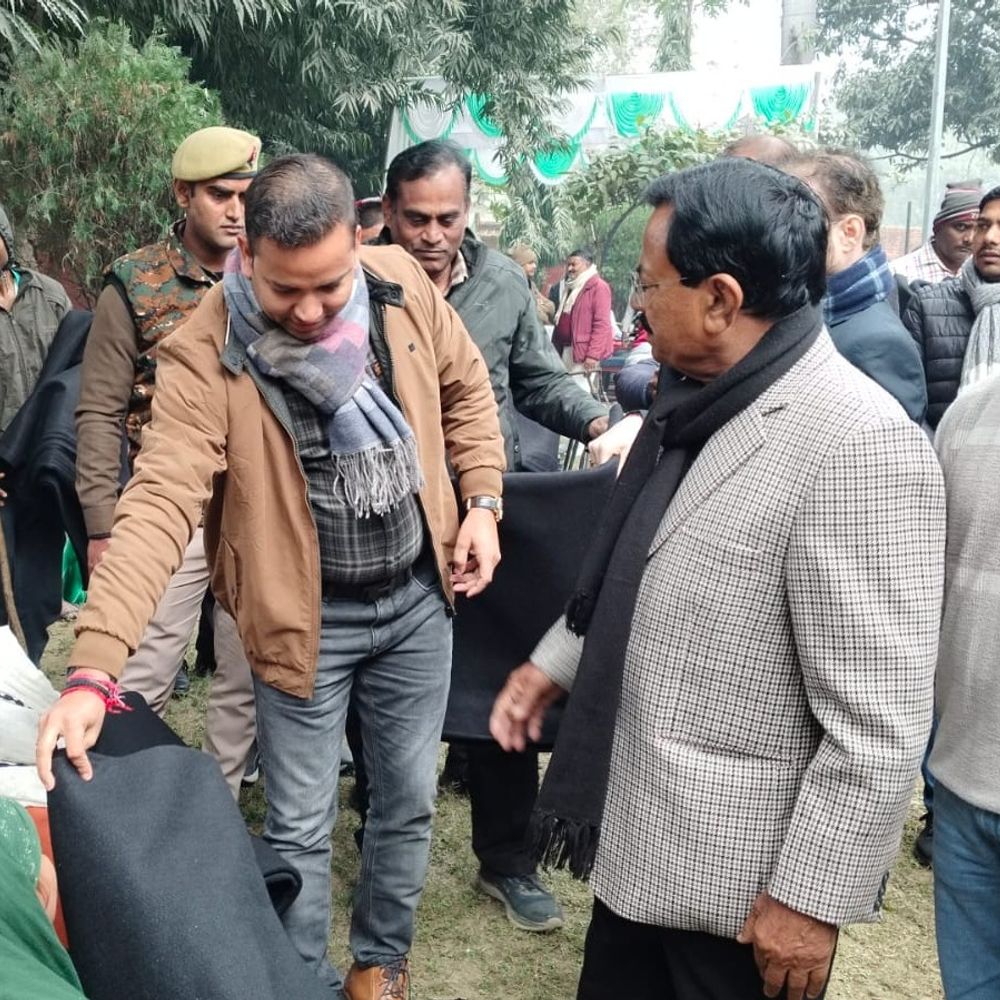 भदोही में एकमा ने 3000 गरीबों को कंबल बांटे:डीएम ने सराहना की, कहा- उद्यमी रोजगार के साथ कर रहे हैं गरीबों की सेवा भी