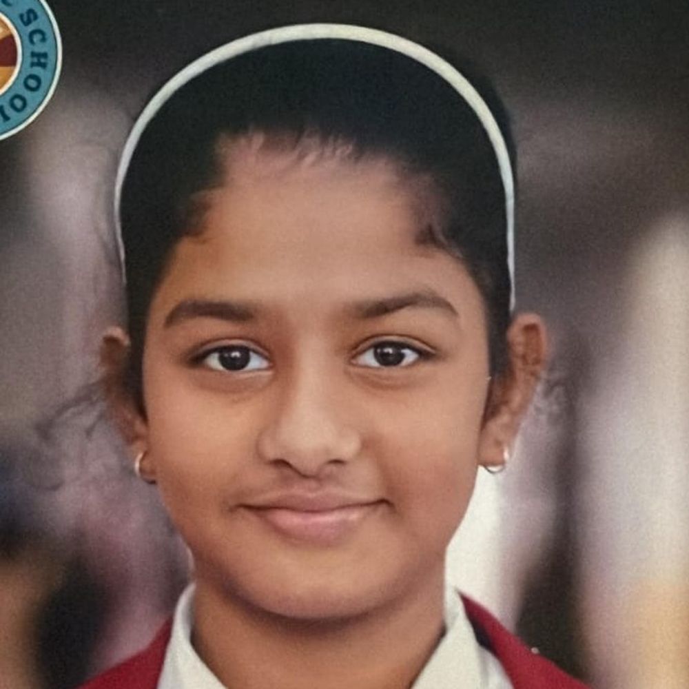 परिजन का स्कूल पर बेटी को प्रताड़ित करने का आरोप:मोबाइल ले जाने पर शिक्षकों ने डांटा था, 8वीं मंजिल से कूदकर जान दे दी थी