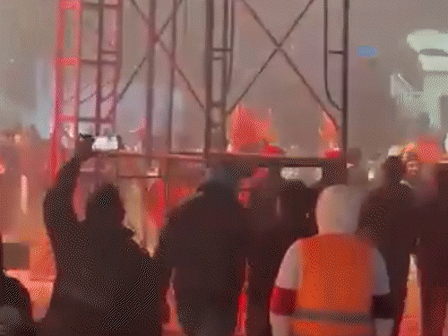 बांग्लादेश के स्कूल कॉन्सर्ट में भीड़ का हमला:ईंट-पत्थर और कुर्सियां फेंकी, स्कूली छात्र समेत 20 घायल; जबरन घुसने से रोकने पर दंगा