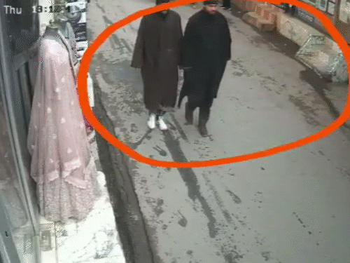 अनंतनाग में दिखे लश्कर के आतंकी, दावा- इनमें एक पाकिस्तानी:दूसरा कुलगाम का लतीफ; बाजार में घूमने का CCTV फुटेज, सर्च ऑपरेशन जारी