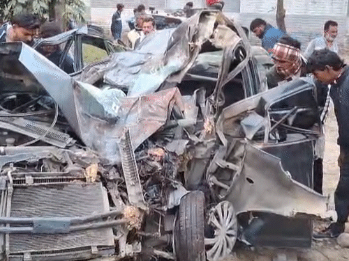कार पेड़ से टकराई...सगे भाइयों समेत चार की मौत:120Km की रफ्तार से दौड़ रही थी, 13 फीट की कार 8 की रह गई