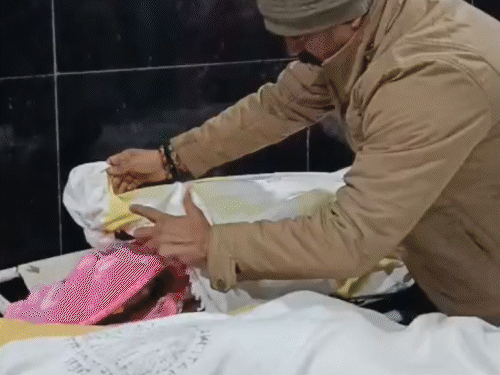 यूपी के PCS अफसर बोले-यूनिफॉर्म पहनानी थी, कफन उठा रहा:बच्चों के एडमिशन की तैयारी कर रहा था; 2 बच्चे खोने वाले पिता का दर्द